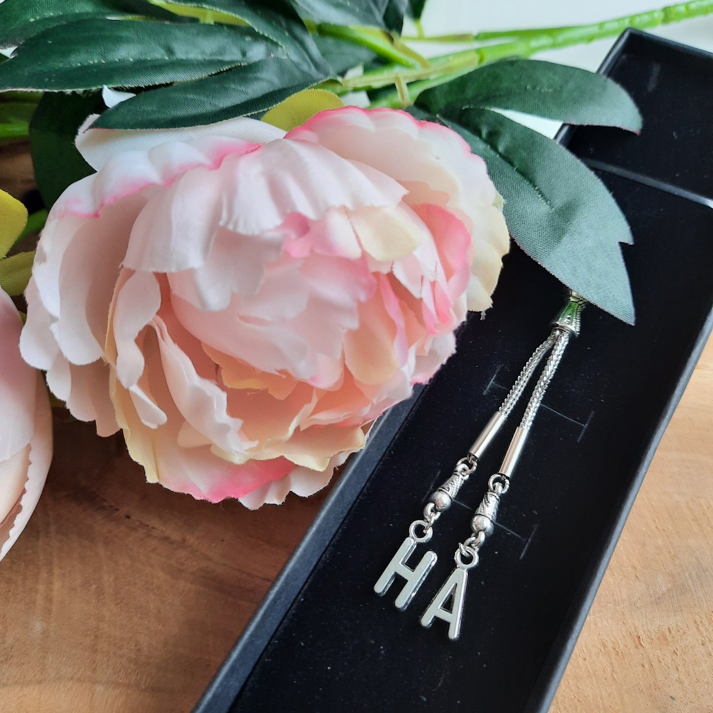 Tesbih mit ovalen Onyx Natursteinperlen und 2 Wunschbuchstaben im Püskül