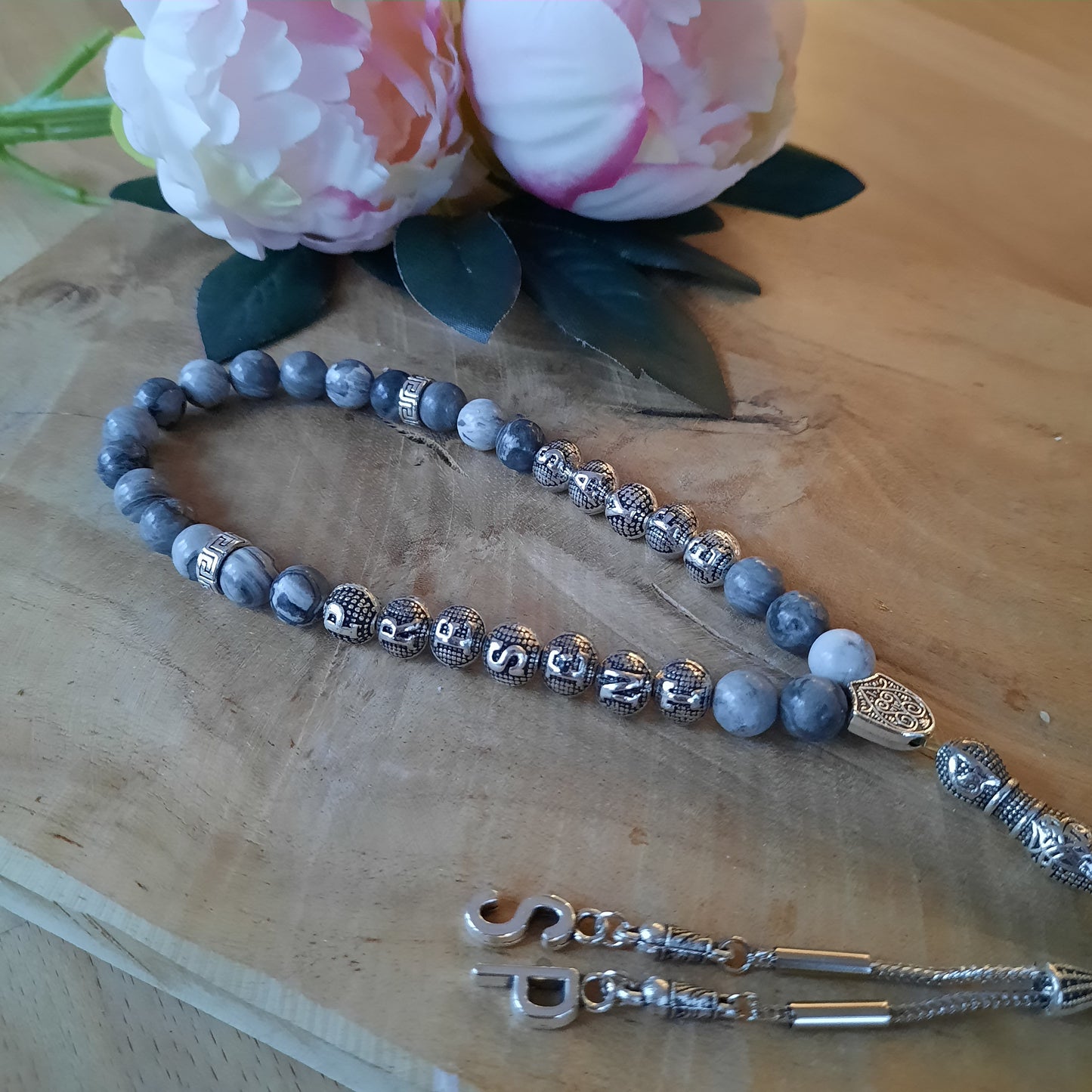 Tesbih Natursteinperlen grau/weiß mit 2 Wunschnamen