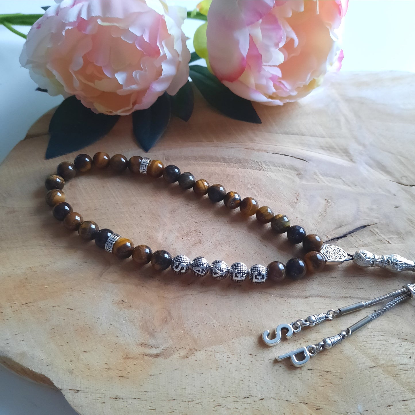 Tesbih mit Tigeraugeperlen / Kaplangözü mit Wunschname und 2 Wunschbuchstaben im Püskül (Anhänger)