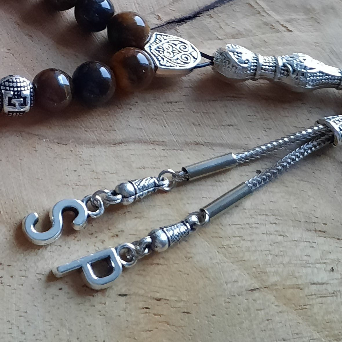 Tesbih mit Tigeraugeperlen / Kaplangözü mit Wunschname und 2 Wunschbuchstaben im Püskül (Anhänger)