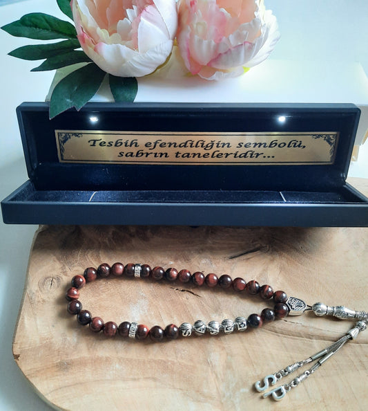 Tesbih Komplett SET Tigerauge ROT mit Wunschname und 2 Wunschbuchstaben am Püskül +LED Box + Spruch